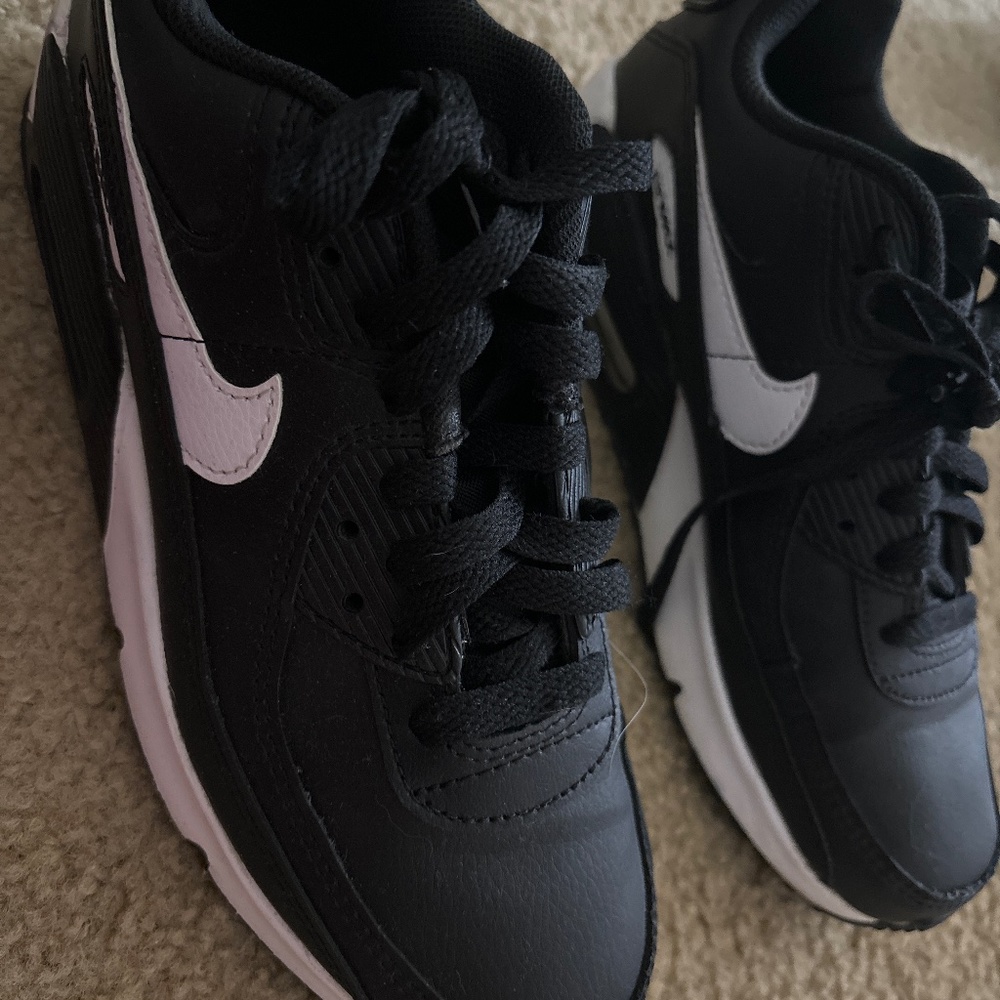 Nike big kids Air max size 5.5 Youth